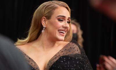 “Ils ont dû me relever” : Adele s’effondre dans les coulisses d’un concert