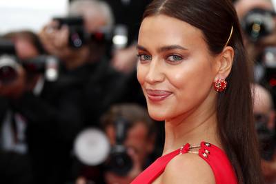 Irina Shayk fait sensation avec ses “bottes tongs”: “Les chaussures les plus moches de tous les temps”
