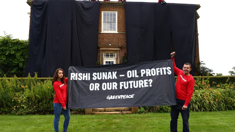 Royaume-Uni: des militants de Greenpeace recouvrent une maison de Rishi Sunak de draps “noir pétrole”