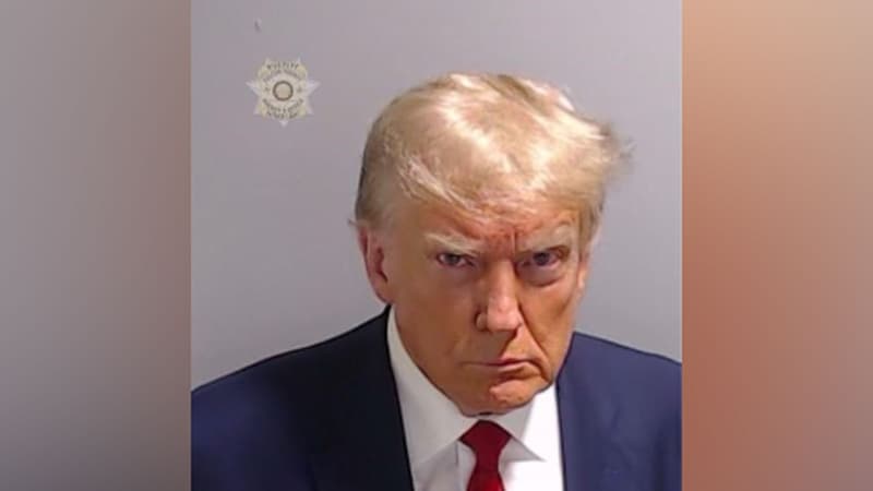 “Mugshot”: une photo d’identité judiciaire de Donald Trump a été prise, un moment historique