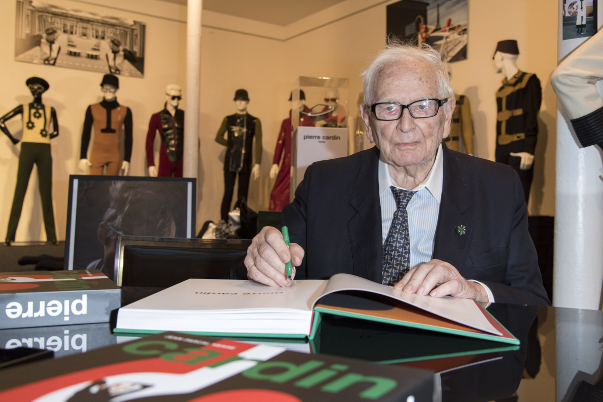 Pierre Cardin : « Spoliation », « manœuvres douteuses »… La famille du couturier se déchire autour de la succession