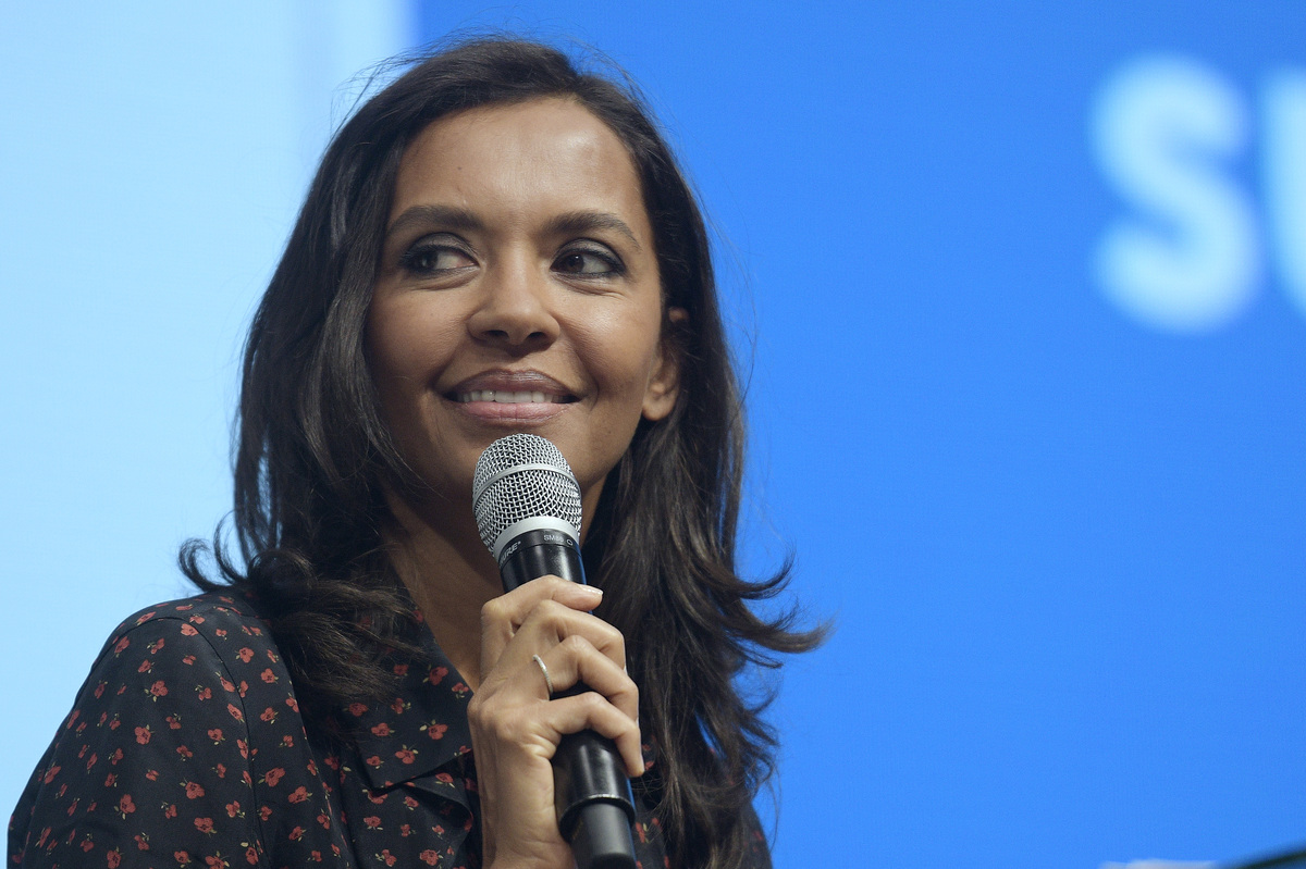 « J’y crois toujours » : célibataire, Karine Le Marchand se confie sur sa recherche de l’amour