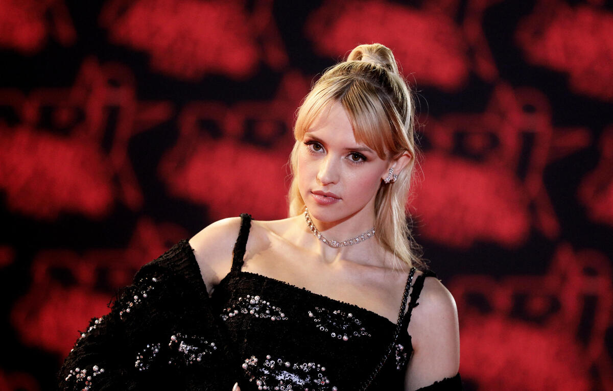 Angèle : en vacances, la chanteuse fait tomber le haut