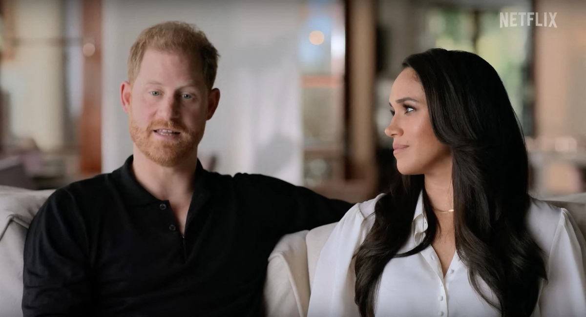 Meghan Markle a 42 ans : combien coûte sa robe rayée bicolore et moulante portée au restaurant avec Harry ?