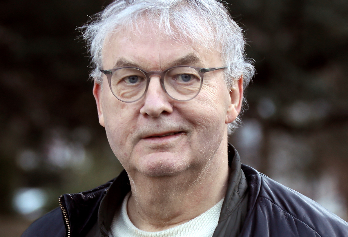 « Quelqu’un de dégueulasse… » : Dominique Besnehard sans langue de bois sur les agissements immondes d’un célèbre cinéaste