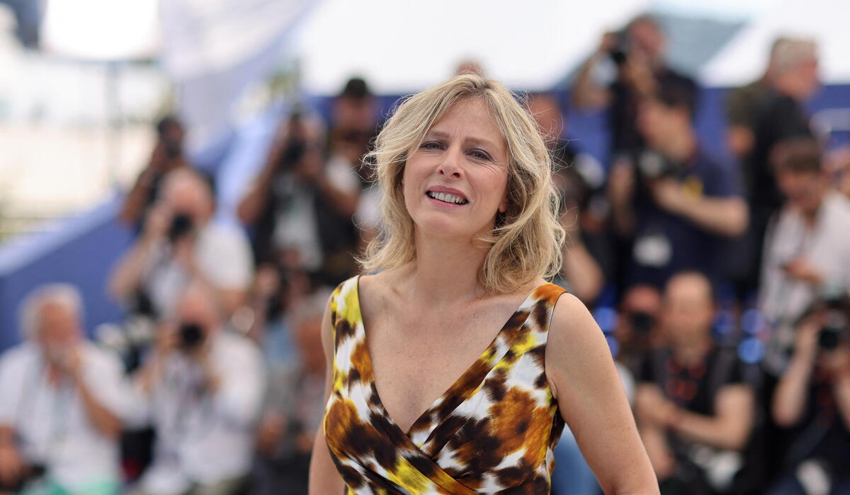 Karin Viard dévoile ses fesses sur un surprenant cliché de vacances, sa fille lui emboîte le pas