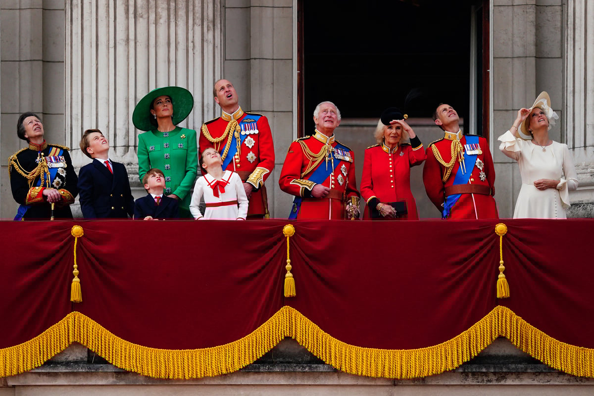 Elizabeth II toujours en vie, le roi Charles redevenu prince… la famille royale au coeur d’un scandale