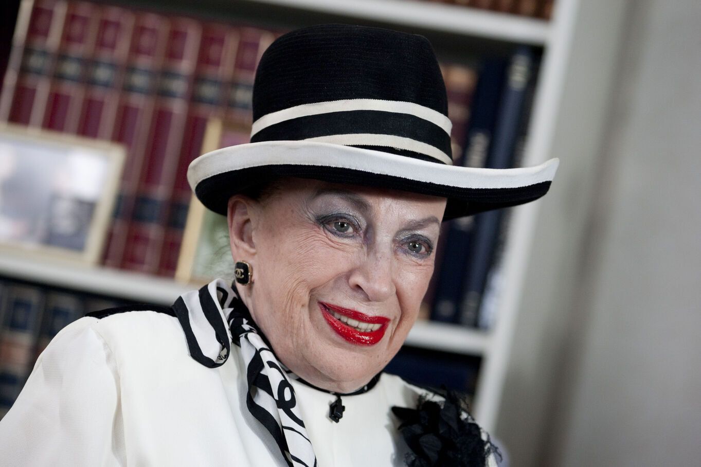 Geneviève de Fontenay : ses looks les plus extravagants (Photos)