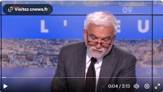 Mort de Gérard Leclerc : très ému, Pascal Praud interrompt ses vacances pour rendre hommage à son ami (VIDEO)