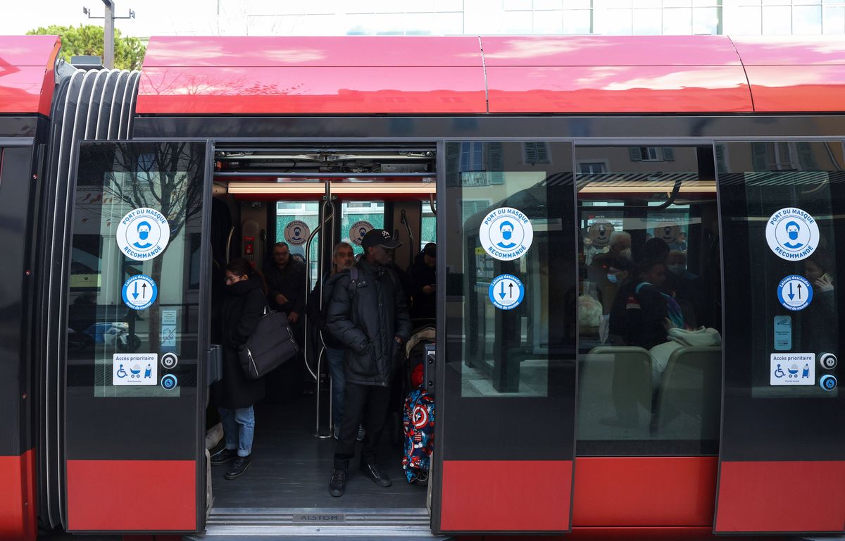 Nice : Le tramway déraille après avoir percuté un semi-remorque