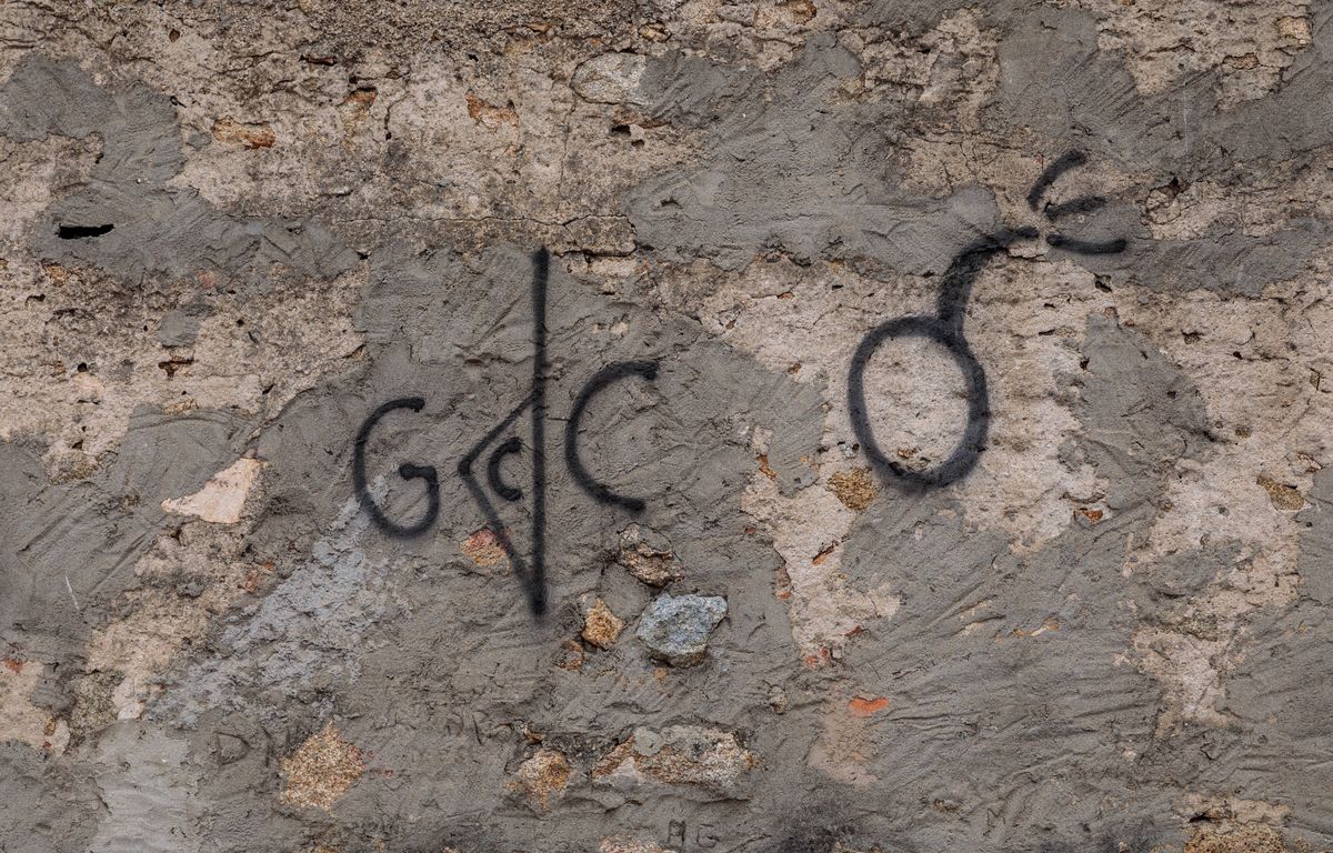 Bouches-du-Rhône : Une maison incendiée et taguée « GCC » près de Marseille, un homme interpellé