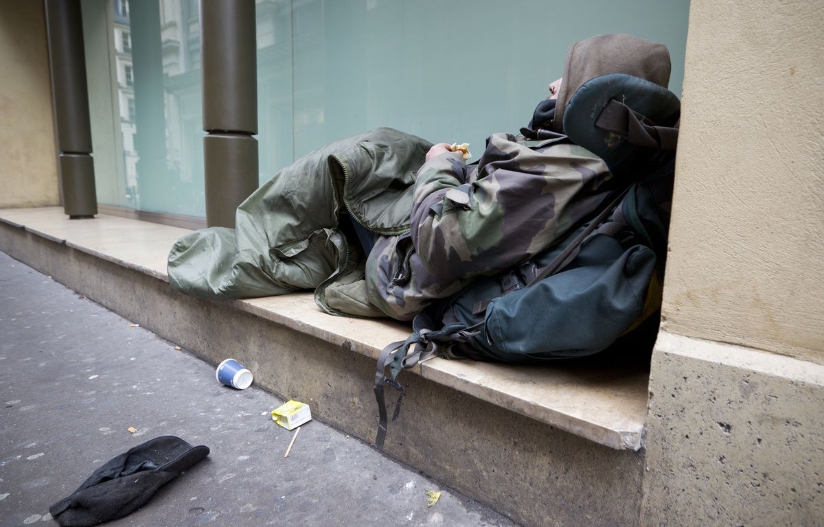 Noël à Tours: Un garçon de six ans donne une boîte pleine de cadeaux à une personne qui fait la manche