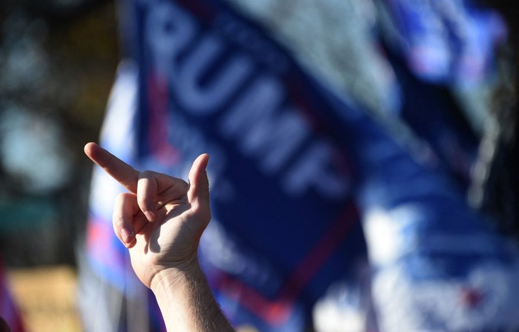 Finistère : Après un contrôle routier, une femme de 69 ans fait un doigt d’honneur aux policiers et prend la fuite