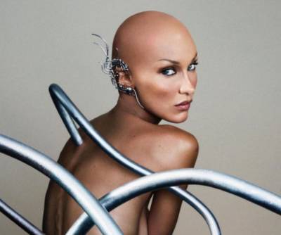 Bella Hadid se transforme en cyborg chauve pour une nouvelle campagne de mode