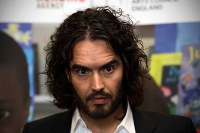 Russell Brand accusé d’exhibitionnisme: “Il a sorti son pénis devant moi avant d’en rire à la radio”