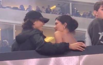 Kylie Jenner et Timothée Chalamet s’échangent un baiser enflammé en plein concert de Beyoncé