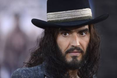 Démonétisé sur YouTube après des accusations d’agressions sexuelles, Russell Brand réclame de l’argent à ses fans
