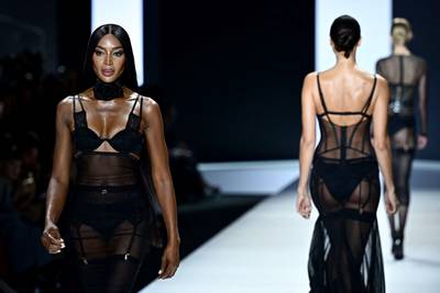 Robe transparente et lingerie: Naomi Campbell fait sensation à la Fashion Week de Milan
