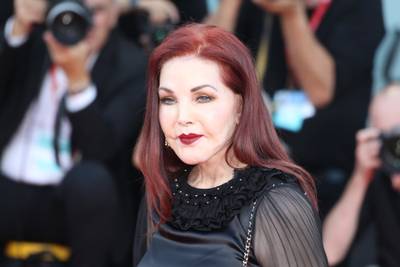 La mise au point de Priscilla Presley: “Non, je n’ai pas fait l’amour avec Elvis quand j’avais 14 ans”