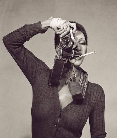 Coupe à la brosse et sourcils ultra-fins: Kim Kardashian méconnaissable dans une nouvelle série de photos