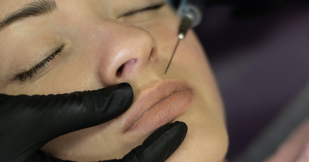 Elle tente d’avoir les plus grosses lèvres et pommettes du monde, sa vie amoureuse en paie le prix