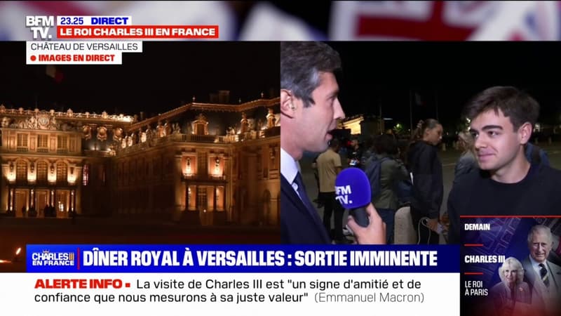 “C’est un moment historique, j’espère pouvoir apercevoir le cortège”: Des curieux attendent la sortie des invités du dîner donné en l’honneur de Charles III au château de Versailles