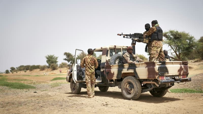 Mali: au moins 49 civils et 15 soldats morts dans 2 attaques d’un bateau et d’une base de l’armée