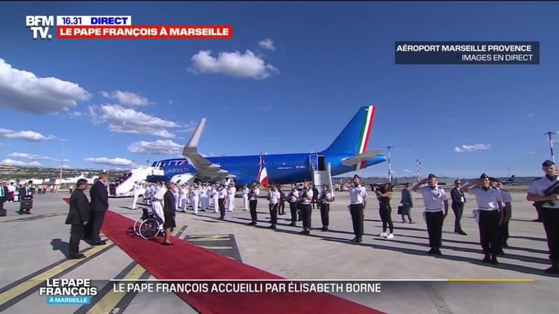 Le pape François accueilli à l’aéroport Marseille Provence avec La Marseillaise
