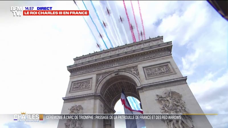 Visite de Charles III: la Patrouille de France survole l’Arc de Triomphe pendant le chant de l’hymne britannique et de la Marseillaise