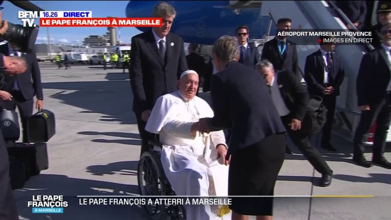 Visite du pape à Marseille: le souverain pontife accueilli par Élisabeth Borne à sa descente de l’avion