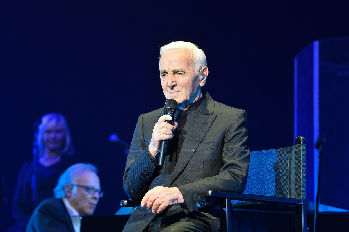 « Il avait mal partout » : une proche de Charles Aznavour se confie sur sa fin de vie