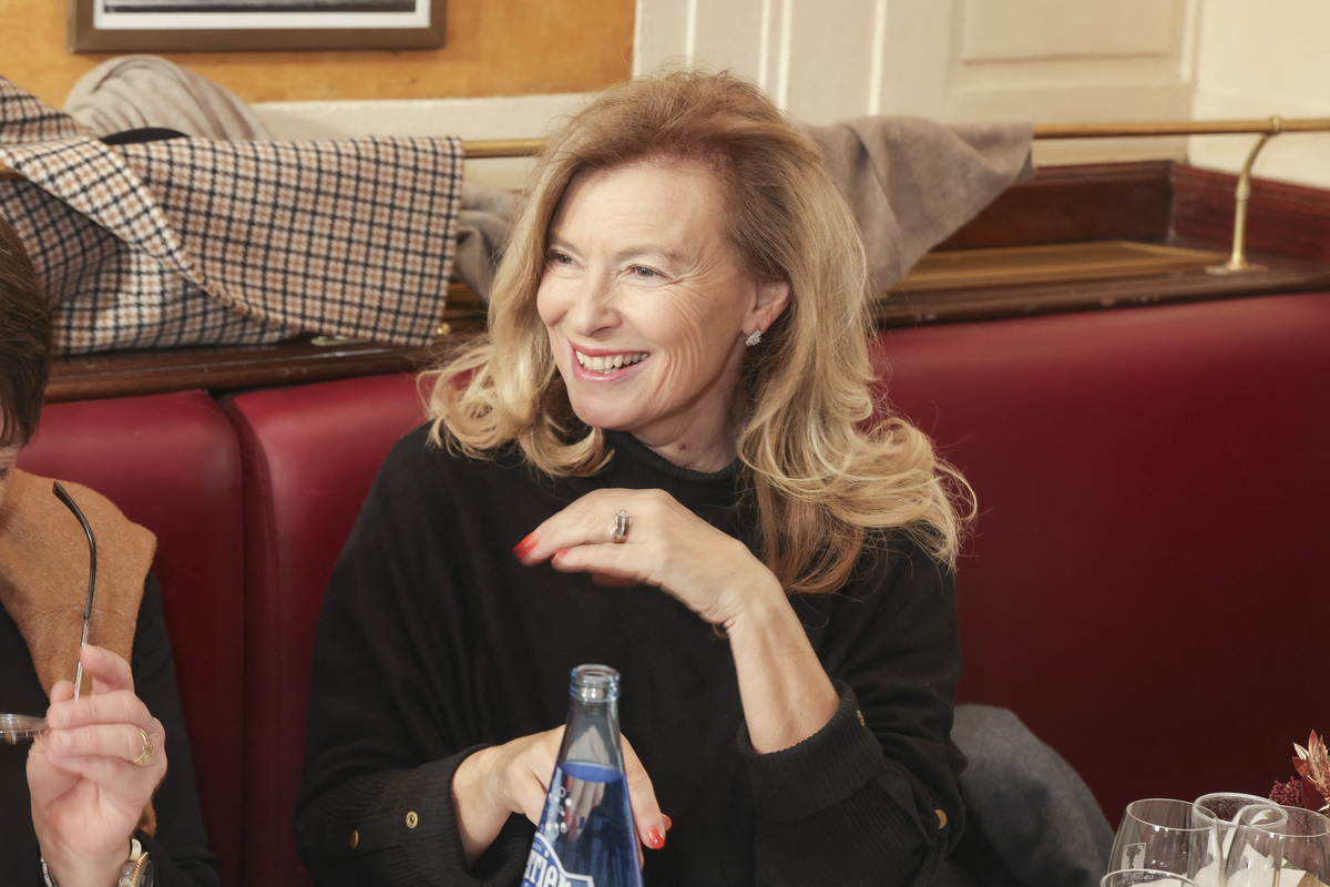 “Monsieur Hollande préférait…” : Valérie Trierweiler se lâche dans Les Grosses Têtes sur l’infidélité de son ex