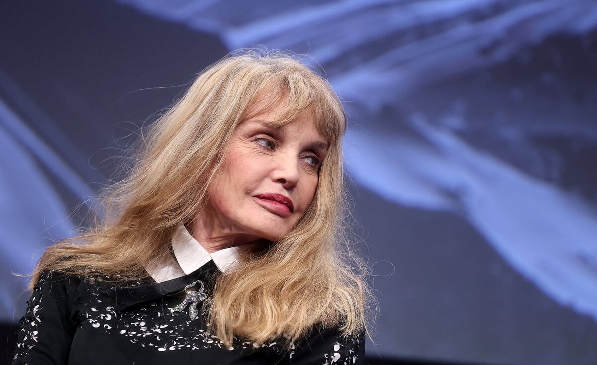 Arielle Dombasle : ce régime très peu conventionnel qui lui permet de rester mince après 50 ans
