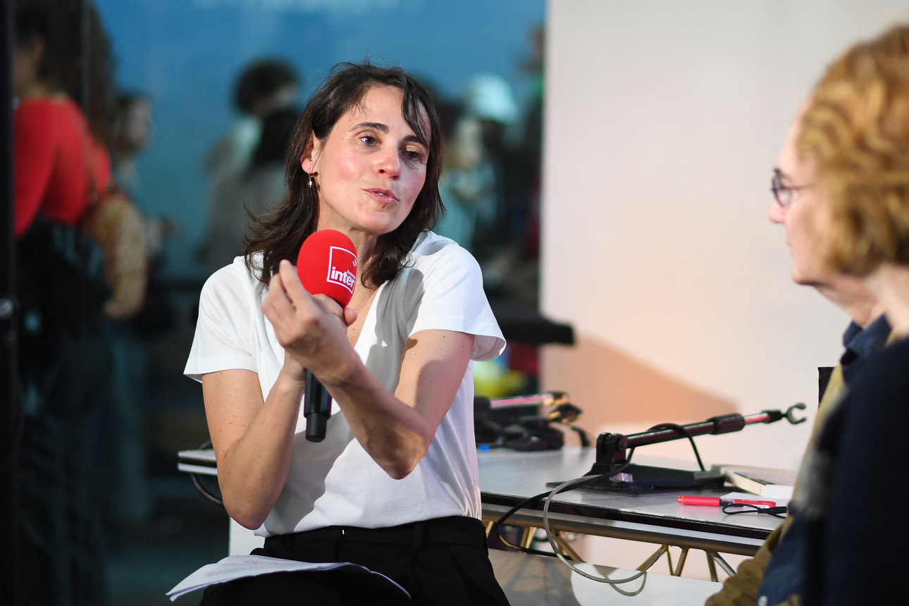 “Ça vous empêche de dormir ?” : Sonia Devillers enchaîne les questions qui fâchent en plein direct