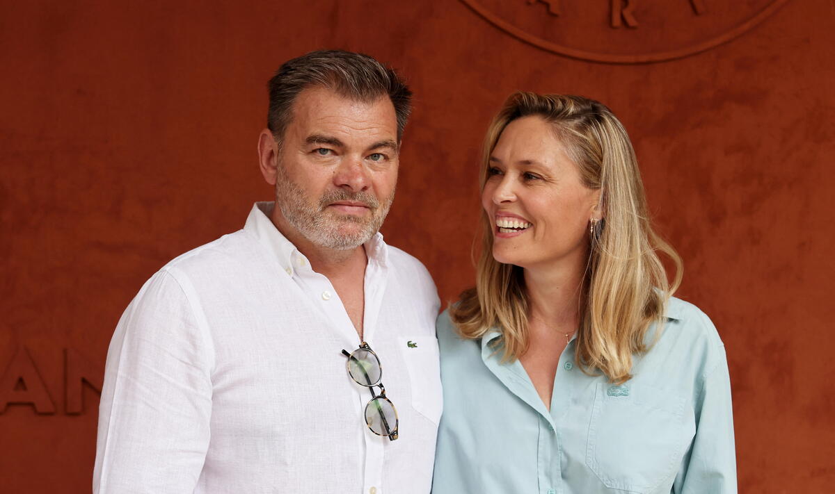 Clovis Cornillac : sa femme Lilou Fogli sublime en robe de mariée, elle publie un cliché intime pour leurs noces d’étain