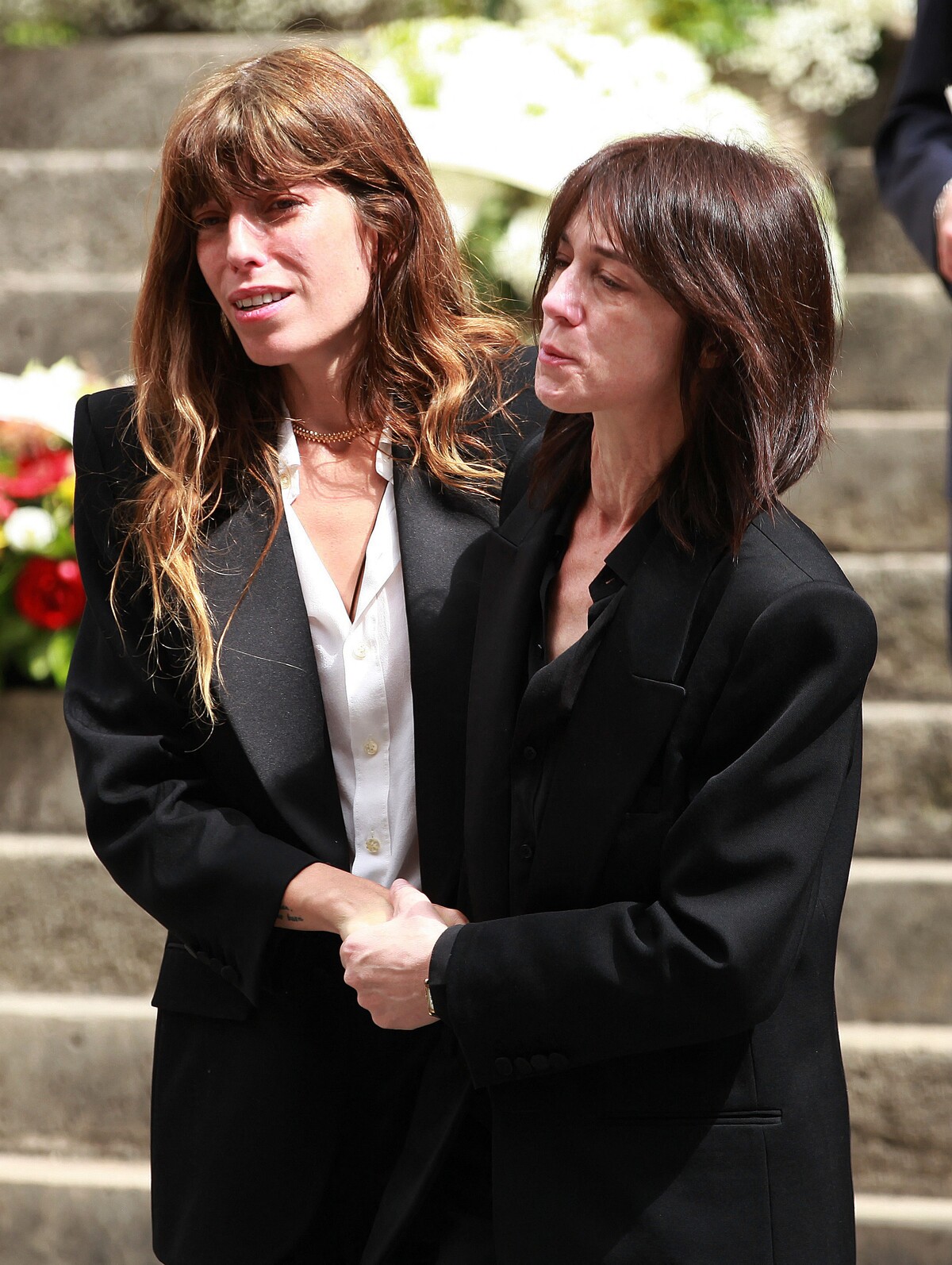 “Avec Lou et Roman on est…” : Charlotte Gainsbourg, très émue sur France Inter, peine à évoquer la mort de sa mère