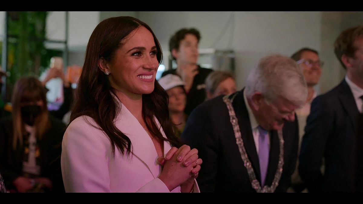 Meghan Markle : retrouvailles imminentes avec Harry, découvrez le prix de ses mules Valentino pour voyager