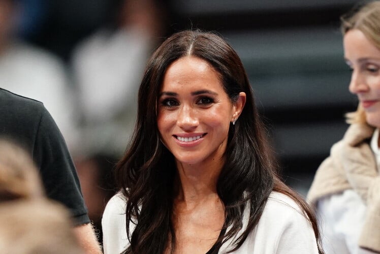 Meghan Markle se lâche : short crème et escarpins Chanel, la duchesse comme vous ne l’avez jamais vue