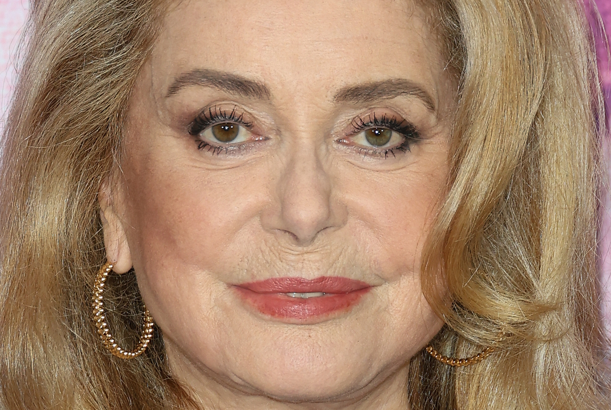 “Je lui aurais balancé un verre d’eau à la figure…” : cette journaliste que Catherine Deneuve exècre