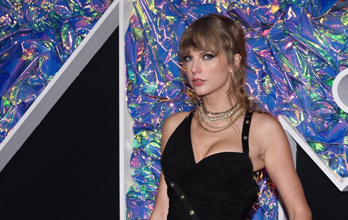 Taylor Swift en couple ? Tout savoir sur Travis Kelce, ce célèbre sportif dont elle est très proche