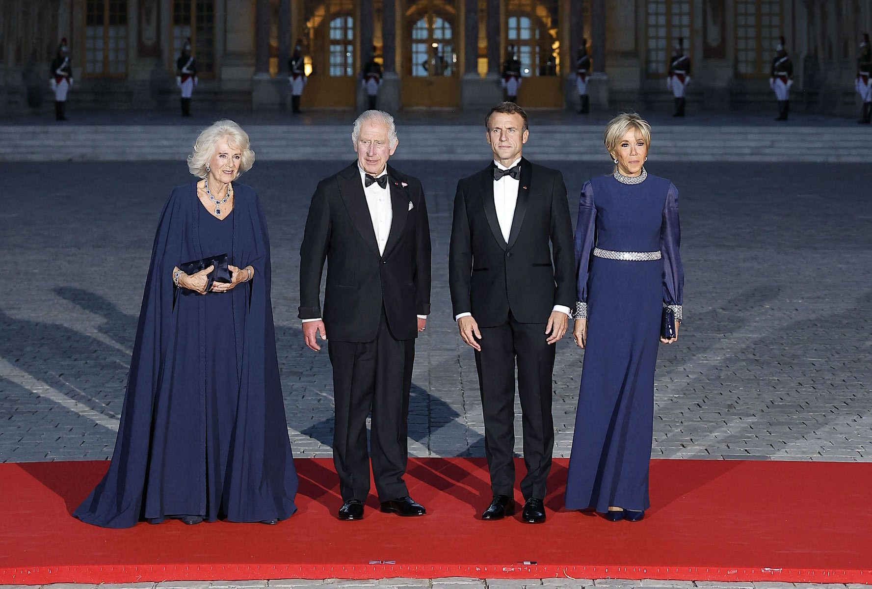 Charles III en France : Brigitte Macron et Camilla accordées, duel de robes de soirée bleu roi