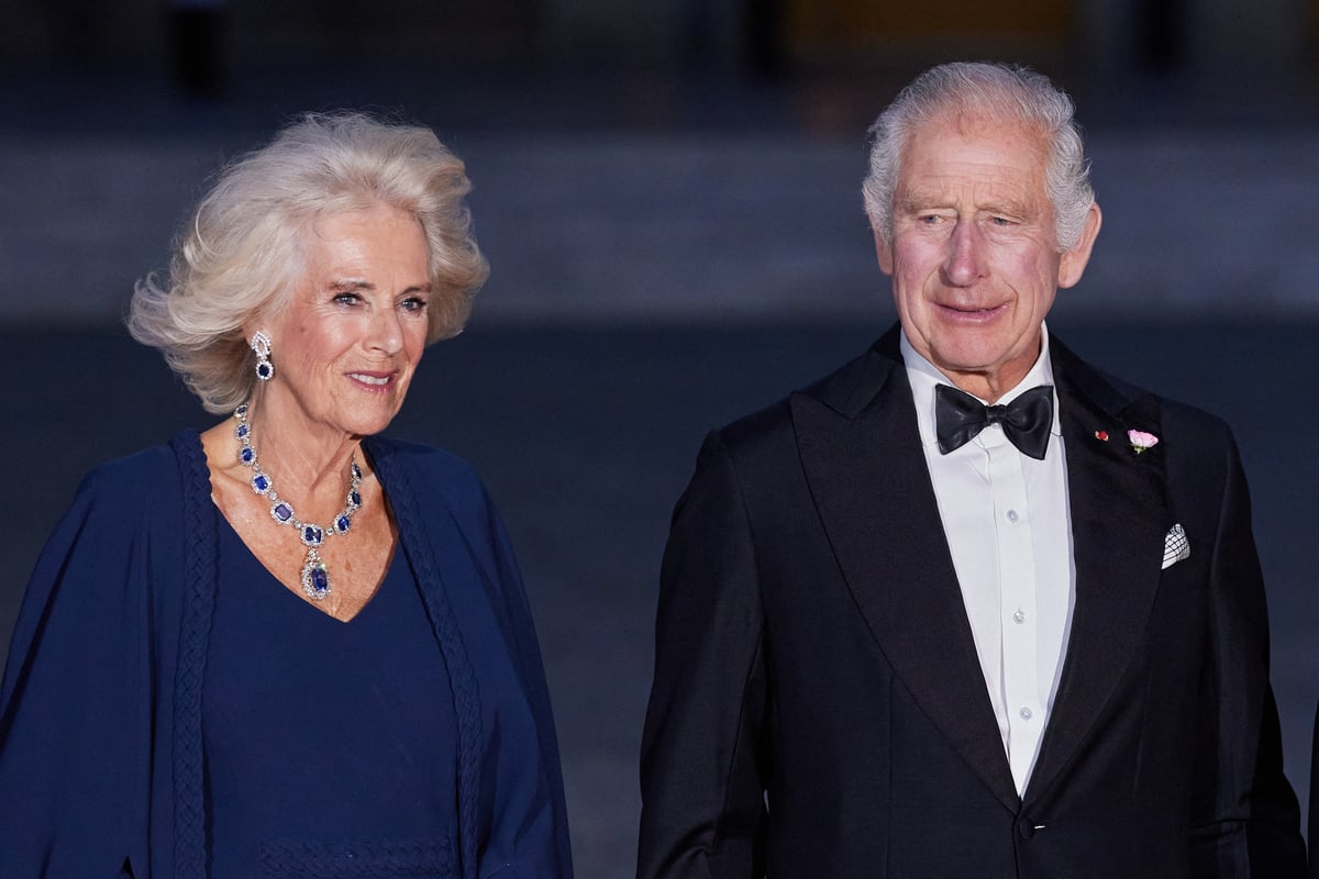 Reine Camilla : ces deux bijoux de sa belle-mère, la reine Elizabeth II, qu’elle portait lors du dîner à Versailles