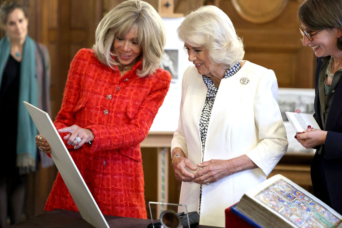 Brigitte Macron surprend : veste Chanel pour une partie endiablée, elle se confronte à Camilla à Paris !