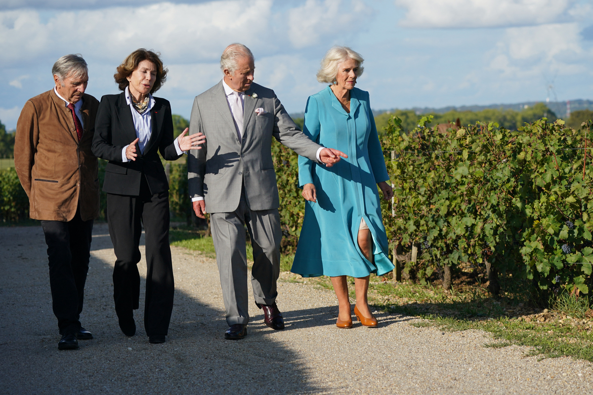 Charles III et Camilla à Bordeaux : le couple royal aperçu au côté d’un invité très peu coopératif