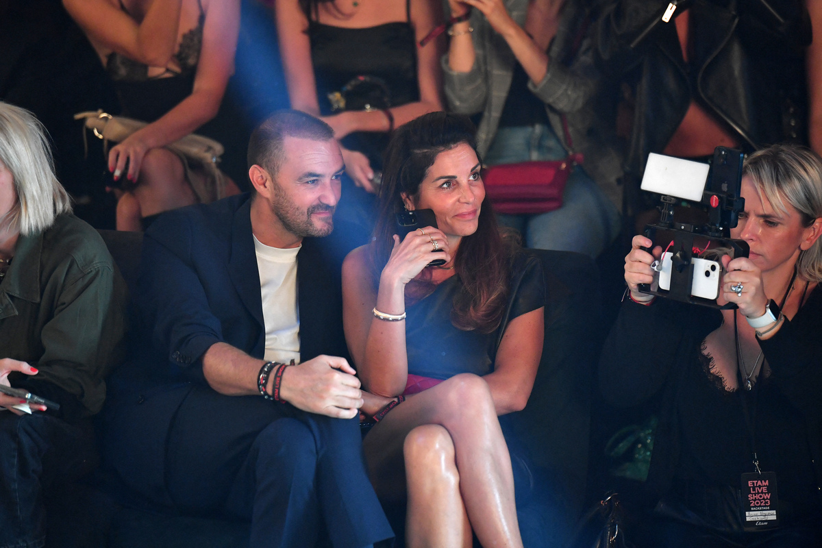 Cyril Lignac et sa femme Déborah : cette apparition remarquée du couple très discret en plein défilé (Photos)