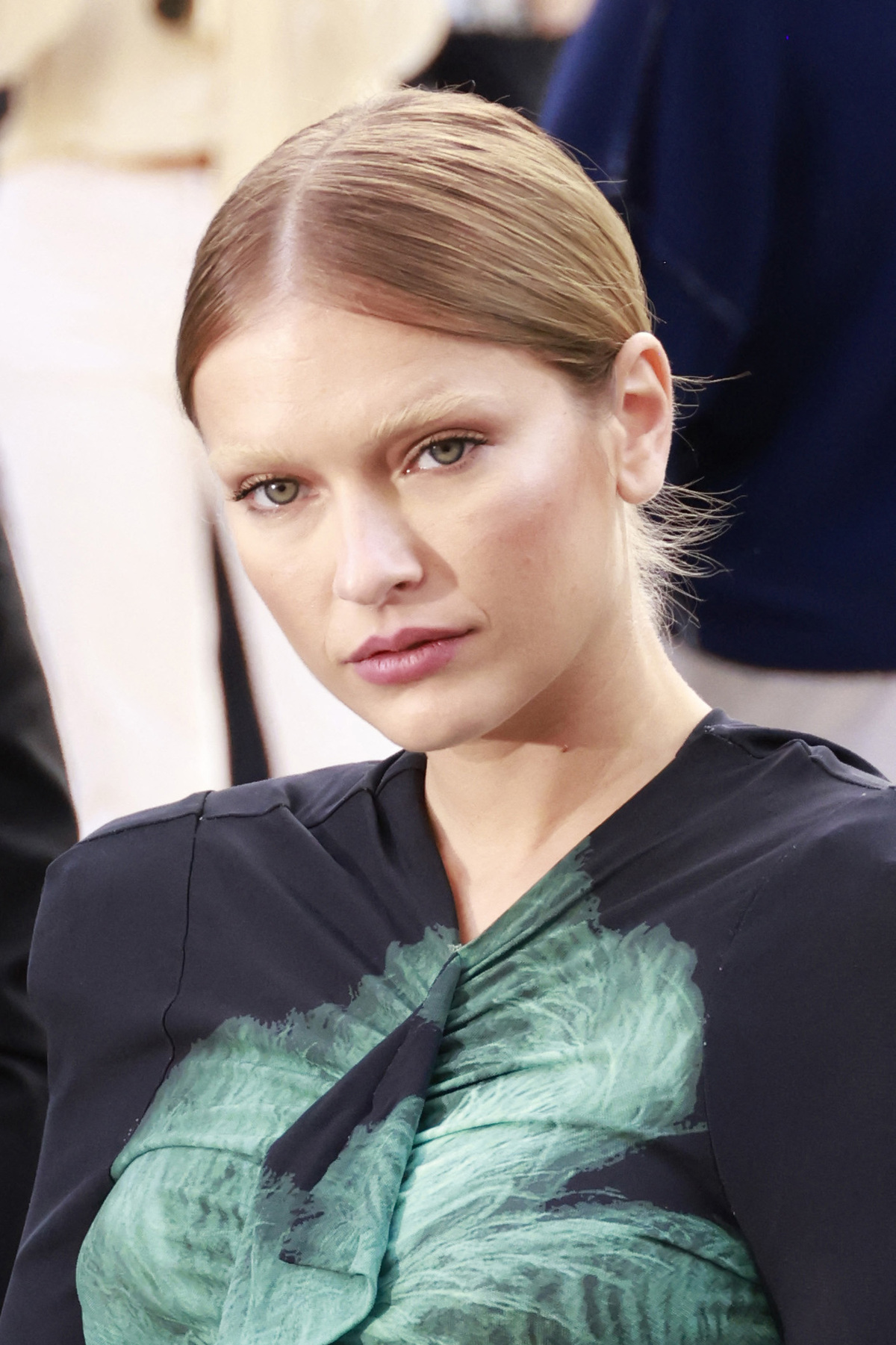 Camille Razat : l’actrice ose la transparence et en dévoile un peu trop lors de la Fashion Week parisienne