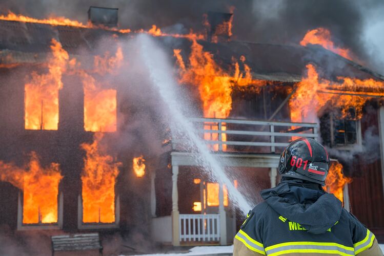 Un passant appelle les secours pour un incendie, ce qu'ils découvrent dans les décombres est abominable