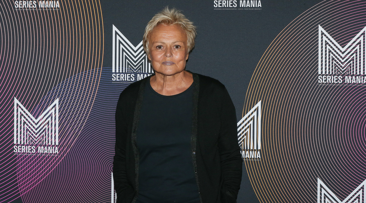 “Une bouteille chaque soir” : Muriel Robin, “alcoolique mondaine”, se livre sur sa consommation excessive d’alcool