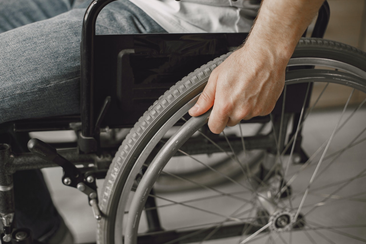 Handicapé, il subit un calvaire inhumain de la part de sa femme et de son soignant