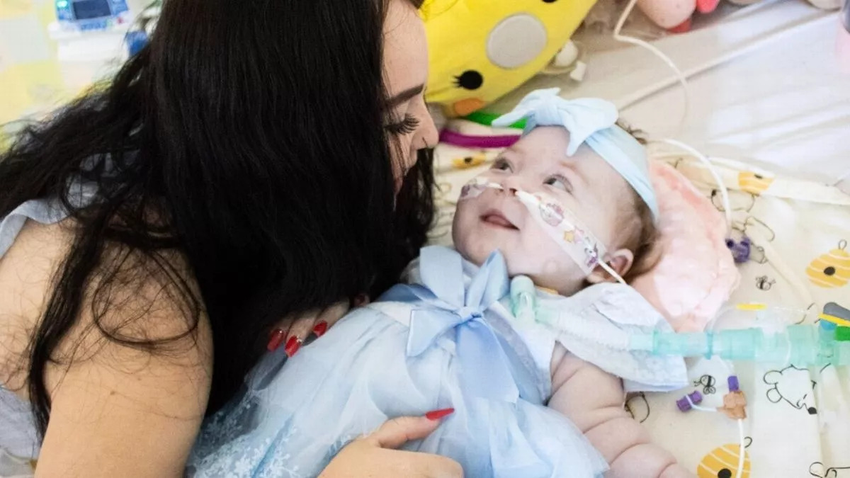 L’enfant invisible : cette fillette atteinte d’une maladie dont elle est la seule personne au monde à souffrir